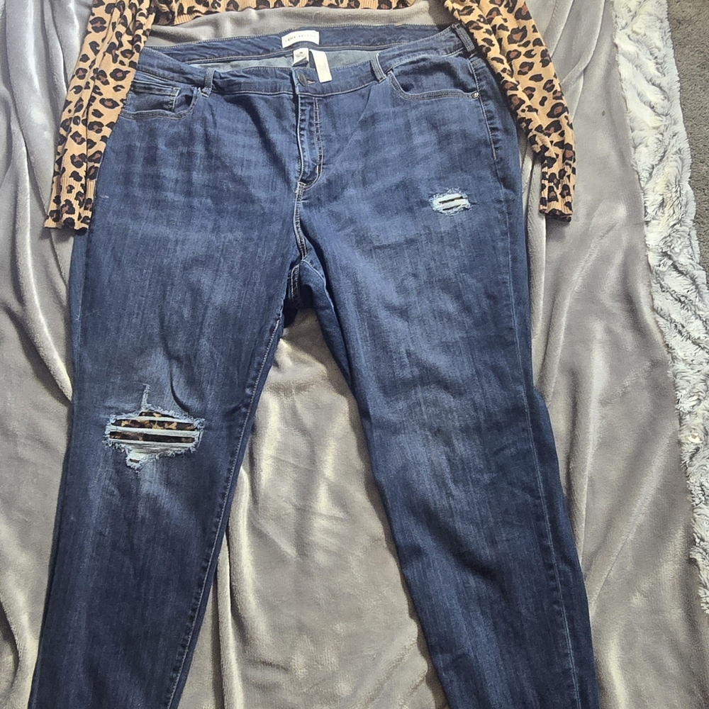 Blue Distressed Women Jeans With LEOPARD print & LEOPARD print Sweater